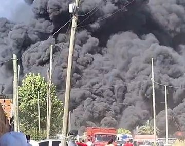Alerta por un incendio en un basural de Cruce Castelar: bomberos trabajan en el lugar