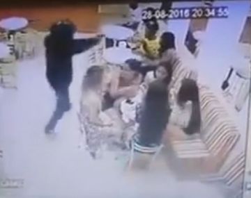 Sicario acribilla a una persona en un bar