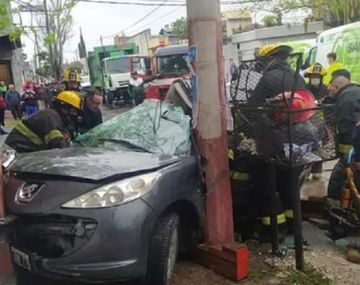 Una familia quedó aplastada contra un poste tras chocar con un camión recolector