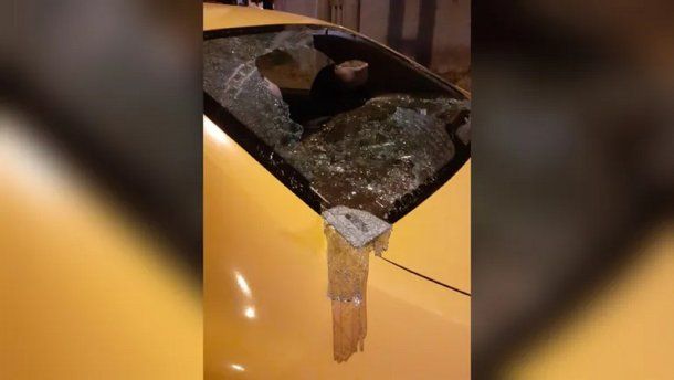 Neuquén: motociclista atacó violentamente a una taxista luego de un incidente de tránsito