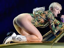 Miley, con su osado look anterior: traje cavado y hojas de cannabis Miley, con su osado look anterior: traje cavado y hojas de cannabis