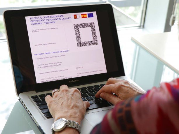 Una enfermera argentina detenida en España por venta de pasaportes sanitarios y PCR truchos