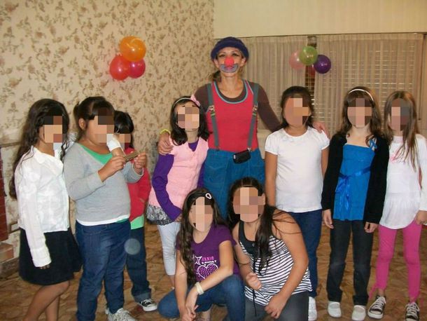 Claudia Ferro animando una fiesta