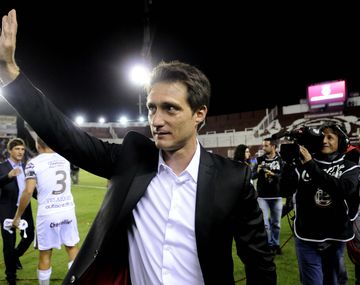 Emotivo homenaje de Lanús a los Barros Schelotto