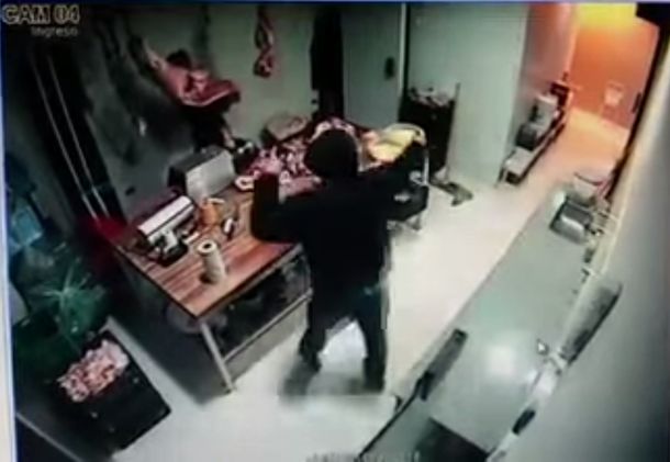 VIDEO: Mirá cómo un ladrón escapa en moto con una media res que robó