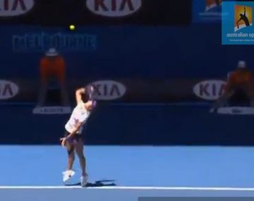 El insólito saque en el Abierto de Australia que terminó bien lejos