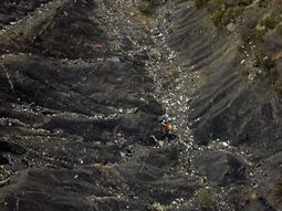 vuelo 9525: investigador afirma que un piloto quedo fuera de la cabina vuelo 9525: investigador afirma que un piloto quedo fuera de la cabina