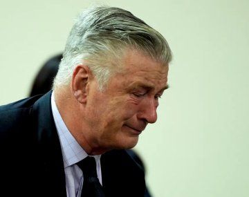 Alec Baldwin no pudo contener las lágrimas tras la decisión de la jueza.