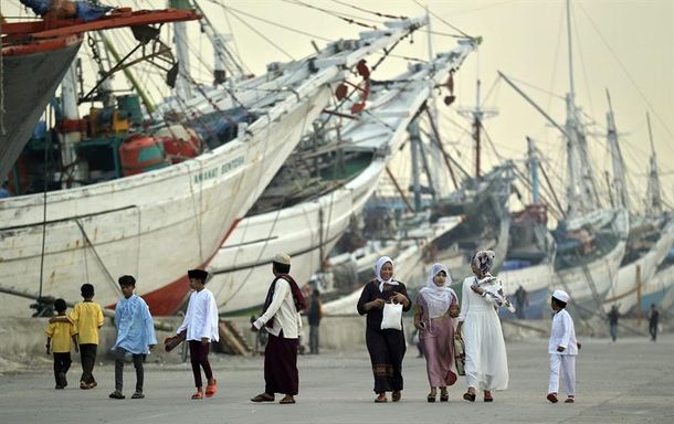 Al menos 12 muertos y 6 desaparecidos a raíz de un naufragio en Indonesia