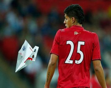 Un jugador peruano fue atacado por un avión de papel en pleno partido