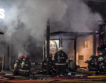 Explosi&oacute;n en Villa Crespo: dos bomberos muertos y 15 heridos