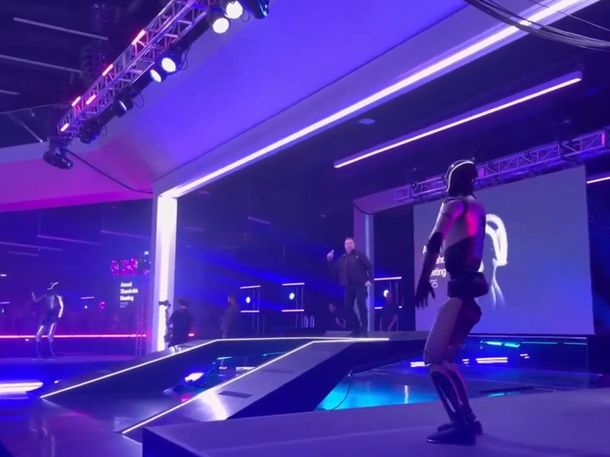 El peculiar baile del robot de Tesla para celebrar el respaldo de los accionistas a Elon Musk