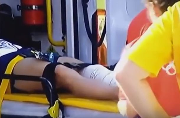 Insólito: llevaban a un gimnasta fracturado en camilla y casi lo tiran