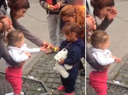ternura sin fronteras: una nina alemana recibe con dulces a una pequena siria ternura sin fronteras: una nina alemana recibe con dulces a una pequena siria
