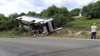 21 chicos heridos por un vuelco en Córdoba - Crédito: @paginacentralju 21 chicos heridos por un vuelco en Córdoba - Crédito: @paginacentralju