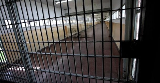 Un hombre mató a su hija de 5 años y abandonó desnuda a otra de 1