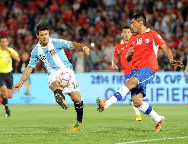 Gracias a sus figuras, Argentina le ganó a Chile y sigue puntera
