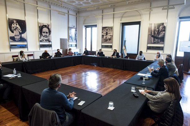 Permisos especiales y de fuerza mayor: autorizarán a circular por 24 horas durante la cuarentena estricta