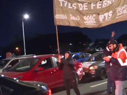 Corte total en Panamericana: trabajadores de Fate y Georgalos reclamaron por despidos masivos Corte total en Panamericana: trabajadores de Fate y Georgalos reclamaron por despidos masivos