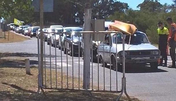 Varias cuadras de cola para entrar a la playa en Monte Hermoso