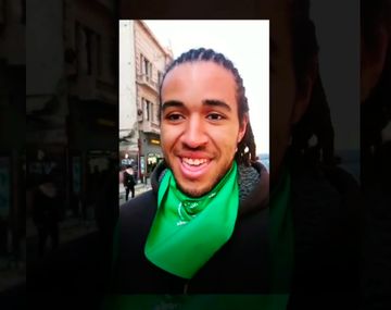 ¿Celeste o verde? La insólita explicación del chico que estuvo en las dos marchas