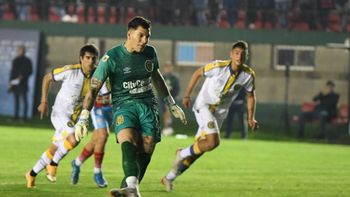 con dos goles de su arquero, el rosario central de carlos tevez goleo 3-0 a arsenal con dos goles de su arquero, el rosario central de carlos tevez goleo 3-0 a arsenal