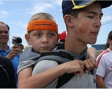 Caminó 92 Km. con su hermano enfermo a upa