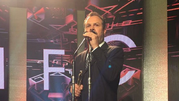 gustavo sylvestre se llevo el premio a mejor conductor por minuto uno, en c5n gustavo sylvestre se llevo el premio a mejor conductor por minuto uno, en c5n