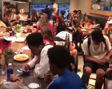 La gente esperó adentro del local mientras la policía actuaba