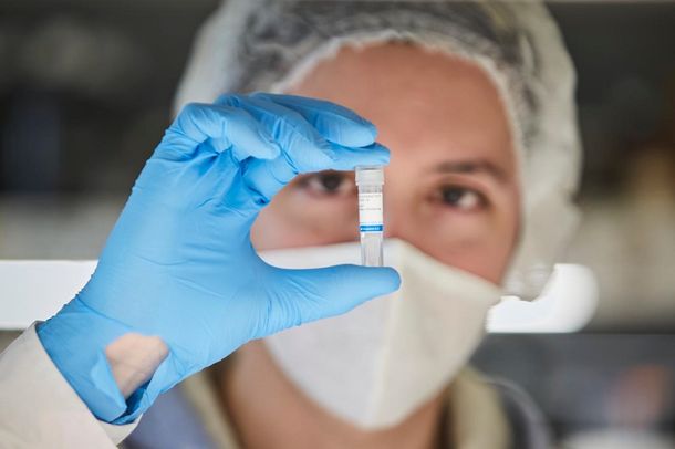 Científicos argentinos desarrollan un test que detecta el coronavirus con o sin síntomas