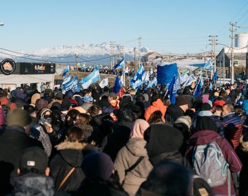 Masiva marcha en Tierra del Fuego en rechazo a la quita de aranceles