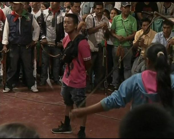 Pueblo indígena castigó con latigazos a cuatro guerrilleros de las FARC