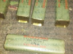 paseaba con su perro y encontro cartuchos de dinamita paseaba con su perro y encontro cartuchos de dinamita