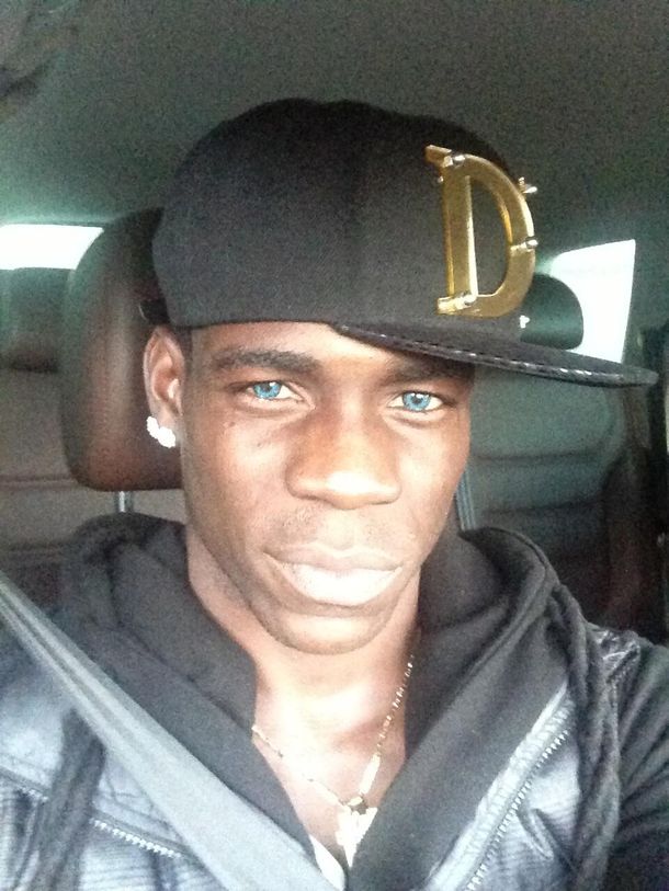 El polémico futbolista que estrenó color de ojos