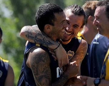 Lo que los hinchas esperaban: el abrazo entre Tevez y Osvaldo