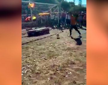 Velorio viral: le patearon penales a un muerto en un cajón