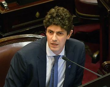 Lousteau propuso que los senadores ganen como un director de escuela