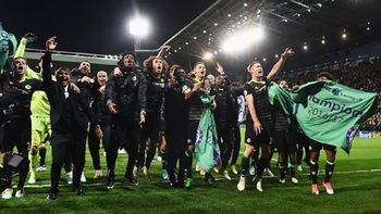 El festejo de todo Chelsea tras vencer al West Bromwich como visitante El festejo de todo Chelsea tras vencer al West Bromwich como visitante