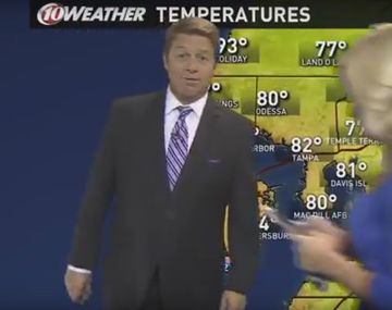 VIDEO: Presentaba el clima y una periodista se metió distraída por Pókemon Go