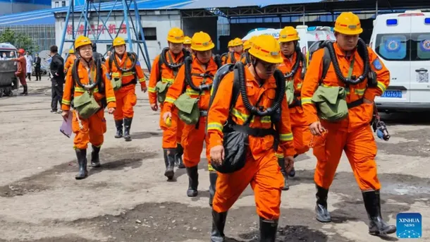Rescatistas llegan a la mina de carbón de Liushenyu tras la explosión. Foto: AP/Xinhua/Cao Yang.