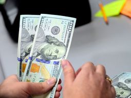 Con turno, vuelven las operaciones en dólares