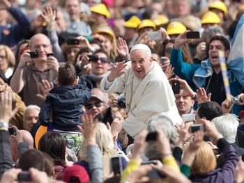 El Papa saludó a ex soldados antes de reunirse con Isabel II