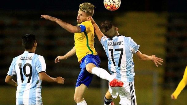 Por esta jugada el árbitro chileno sancionó penal para Brasil