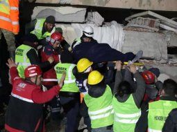 Rescataron a un papá y su hija de 5 años tras 90 horas bajo los escombros