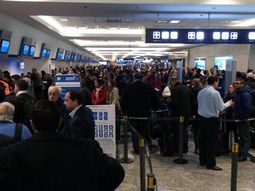 paro de pilotos de aerolineas y austral: hay vuelos cancelados paro de pilotos de aerolineas y austral: hay vuelos cancelados