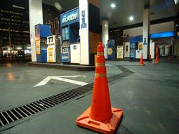 Falta nafta y gasoil en la mitad de las estaciones de la Ciudad y hablan de emergencia nacional