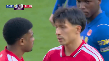 lisandro martinez tuvo una tarde para el olvido: penal, expulsion y un gol que complico al manchester united