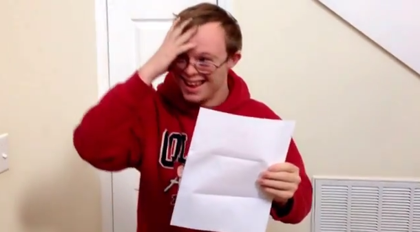 La emotiva reacción de un chico con Síndrome de Down al ser aceptado en la universidad