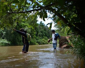 Los chicos de la comunidad mbya cruzan el arroyo a nado todos los días para ir a la escuela. Foto: Blas Martínez.