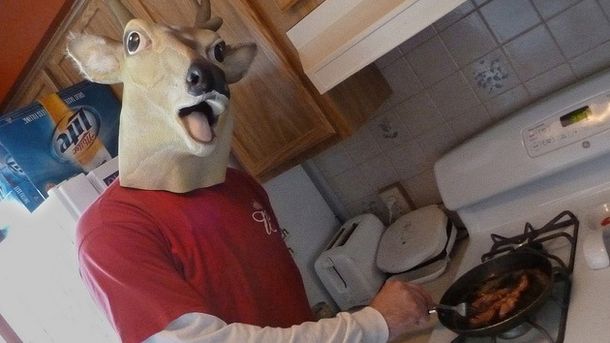 Un hombre lleva una máscara de ciervo hace cinco años